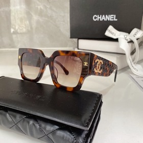 Новейшая модель 2023 года от Chanel с широкой оправой, характерны