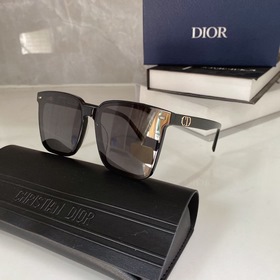 Не пропустите популярную модель DIOR NUANCE-17 с оправой, украшен