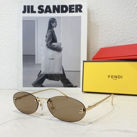 Модели с логотипом Fendi виде бриллианта на показе известных диза