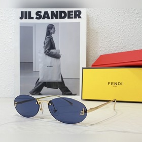 Модели с логотипом Fendi виде бриллианта на показе известных диза