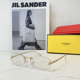 Модели с логотипом Fendi виде бриллианта на показе известных диза