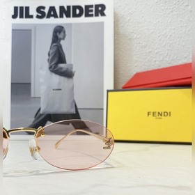 Модели с логотипом Fendi виде бриллианта на показе известных диза