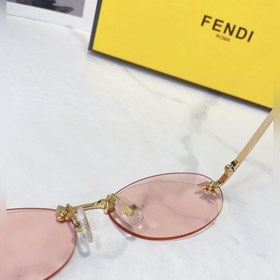 Модели с логотипом Fendi виде бриллианта на показе известных диза