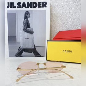 Модели с логотипом Fendi виде бриллианта на показе известных диза