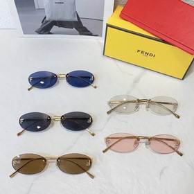Модели с логотипом Fendi виде бриллианта на показе известных диза