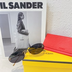 Модели с логотипом Fendi виде бриллианта на показе известных диза