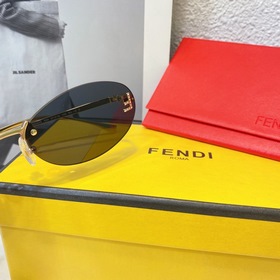 Модели с логотипом Fendi виде бриллианта на показе известных диза