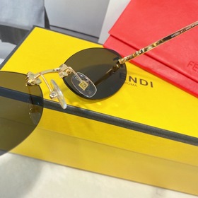 Модели с логотипом Fendi виде бриллианта на показе известных диза