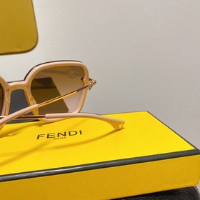 FENDI -F0352 Квадратные очки в розовом цвете