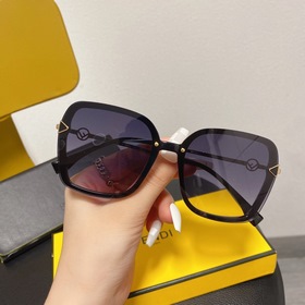 FENDI -F0352 Квадратные очки в классическом черном цвете