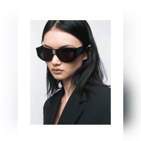 Значок с логотипом Givenchy, новинка на официальном сайте KR03R