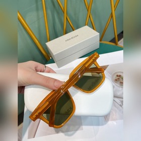 Kimhekim, поделился фотографией в очках. Тыквенно-апельсиновый цв