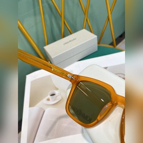 Kimhekim, поделился фотографией в очках. Тыквенно-апельсиновый цв