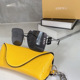 LOEWE - Незаменимый аксессуар для любителей солнцезащитных очков