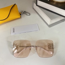 LOEWE - Незаменимый аксессуар для любителей солнцезащитных очков