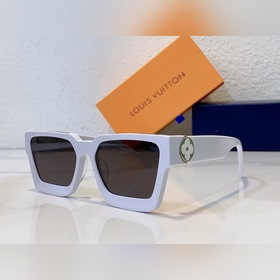 LOUIS VUITTON Модель： Z1491 Размер： 58х18х145