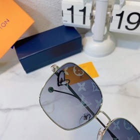 LOUIS VUITTON Модель： Z1880U Размер： 60 x 17 x 145