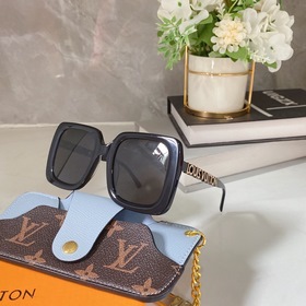 LOUIS VUITTON Модель： Z869 Размер： 46х28-145