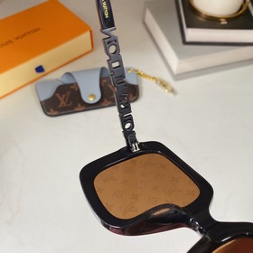 LOUIS VUITTON Модель： Z869 Размер： 46х28-145