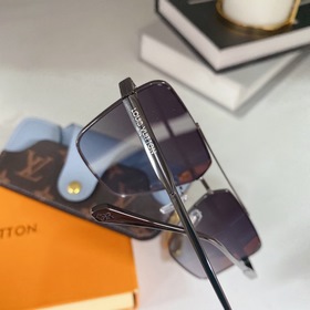 Квадратные солнцезащитные очки LOUIS VUITTON* 1201 Размер： 61-14-