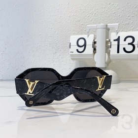 LOUIS VUITTON Модель： Z1728E Размер： 56х18х145