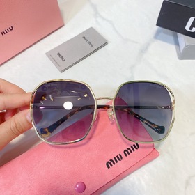 Рекомендуемая модель на Little Red Book. Новинка от MIUMIU SMU52w