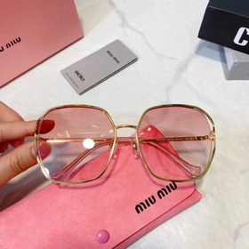 Рекомендуемая модель на Little Red Book. Новинка от MIUMIU SMU52w