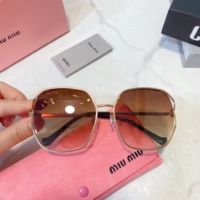Рекомендуемая модель на Little Red Book. Новинка от MIUMIU SMU52w