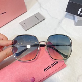 Рекомендуемая модель на Little Red Book. Новинка от MIUMIU SMU52w