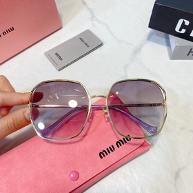Рекомендуемая модель на Little Red Book. Новинка от MIUMIU SMU52w