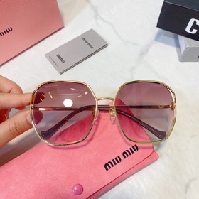 Рекомендуемая модель на Little Red Book. Новинка от MIUMIU SMU52w
