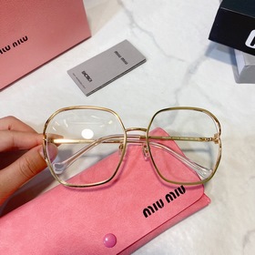 Рекомендуемая модель на Little Red Book. Новинка от MIUMIU SMU52w