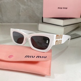 Новинка MIUMIU SUM89X имеет простой дизайн, легко сочетается с лю