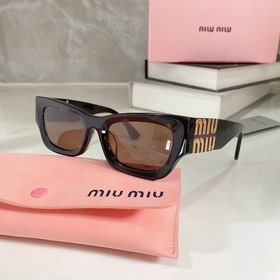 Новинка MIUMIU SUM89X имеет простой дизайн, легко сочетается с лю