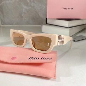 Новинка MIUMIU SUM89X имеет простой дизайн, легко сочетается с лю