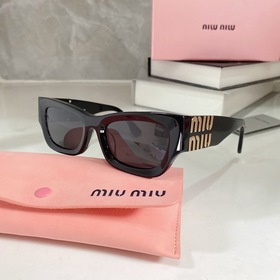 Новинка MIUMIU SUM89X имеет простой дизайн, легко сочетается с лю