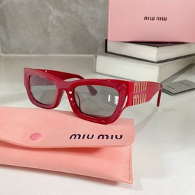 Новинка MIUMIU SUM89X имеет простой дизайн, легко сочетается с лю