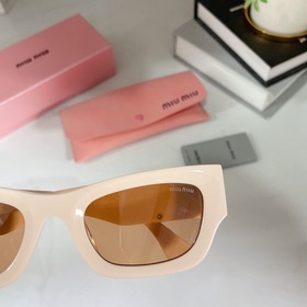 Новинка MIUMIU SUM89X имеет простой дизайн, легко сочетается с лю