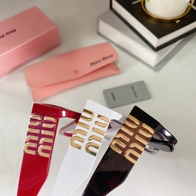 Новинка MIUMIU SUM89X имеет простой дизайн, легко сочетается с лю