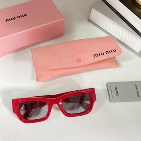Новинка MIUMIU SUM89X имеет простой дизайн, легко сочетается с лю