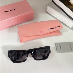 Новинка MIUMIU SUM89X имеет простой дизайн, легко сочетается с лю