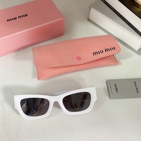 Новинка MIUMIU SUM89X имеет простой дизайн, легко сочетается с лю