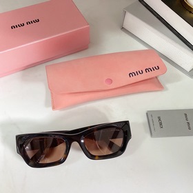 Новинка MIUMIU SUM89X имеет простой дизайн, легко сочетается с лю