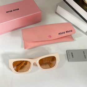 Новинка MIUMIU SUM89X имеет простой дизайн, легко сочетается с лю