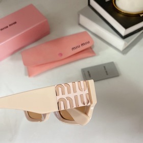 Новинка MIUMIU SUM89X имеет простой дизайн, легко сочетается с лю