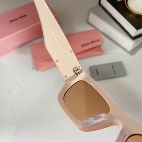 Новинка MIUMIU SUM89X имеет простой дизайн, легко сочетается с лю