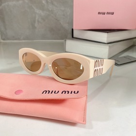 Новинка года MIUMIU SUM88X. Простой и легко сочетаемый фасон с кр