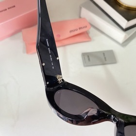 Новинка года MIUMIU SUM88X. Простой и легко сочетаемый фасон с кр