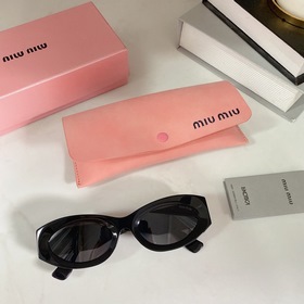 Новинка года MIUMIU SUM88X. Простой и легко сочетаемый фасон с кр