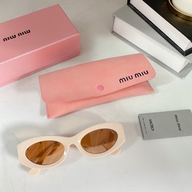 Новинка года MIUMIU SUM88X. Простой и легко сочетаемый фасон с кр